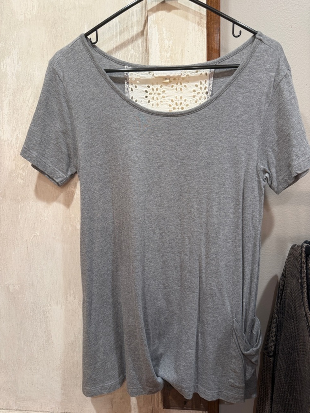 Women’s Scoop Neck Short Sleeve Tee in Gray with Pocket